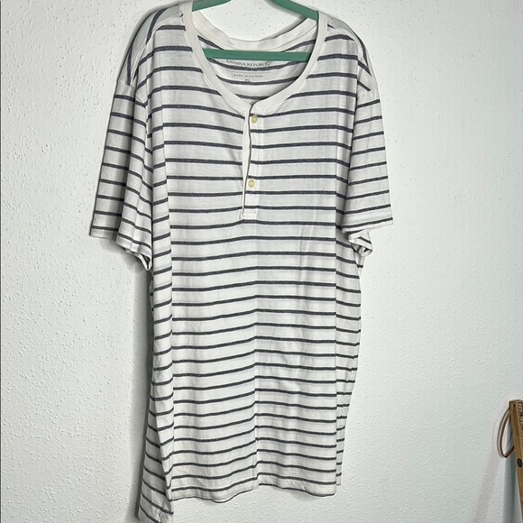 Banana Republic White and Blue Short Sleeve Tee Relaxed Fit - Picture 1 of 4